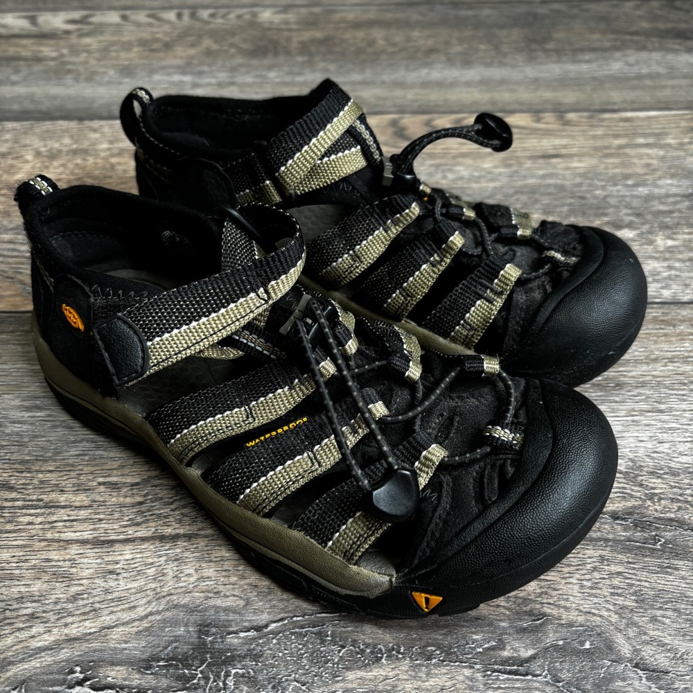 Keen Big Kids Newport H2 Black Green Hiking Sandals Sz 3 Style 9212